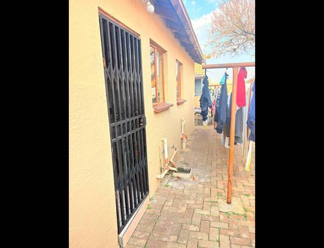 3 BEDROOM HOUSE FOR SALE IN CLAYVILLE